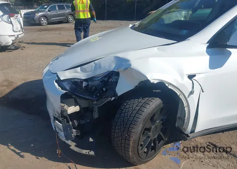 2021 Tesla Model Y Long Range Dual Motor All-Wheel Drive z USA, uszkodzony, nr VIN 5YJYGDEE3MF125592